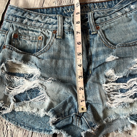 American Eagle cut off denim jean shorts distressed hole hi rise festival size 2 - Picture 7 of 9